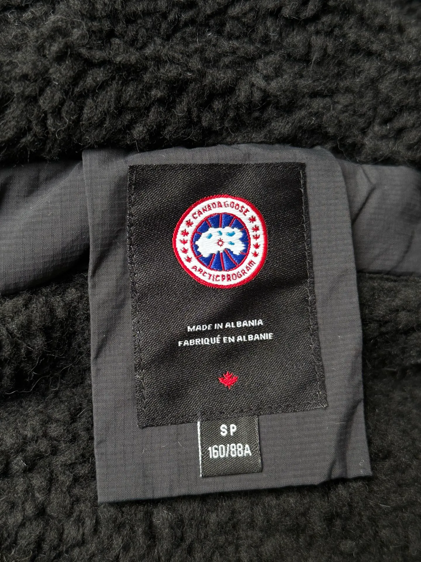 P800 canada goose/大GOose 25 reversible lamb wool flight jacket. It can be worn as a front or back and can be reshaped in any way. The inside and outside are the same color. The embroidered label pattern on the sleeve wall is limited. One side is made of lamb wool. It is delicate and gentle. The plush texture is light and full! The inner lining is polyester, which instantly transforms into an outdoor sports style! Basic neutral style can be combined at will, the most practical size: S M L Color: gray khaki black
